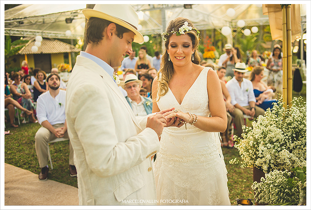 Fotografia de Casamento - Noivos trocando alianças - Praia dos Carneiros PE