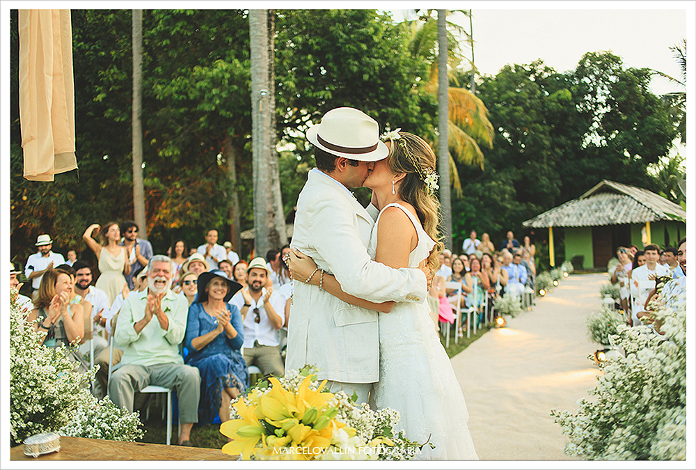 Fotografia de Casamento - O beijo dos noivos - Praia dos Carneiros PE