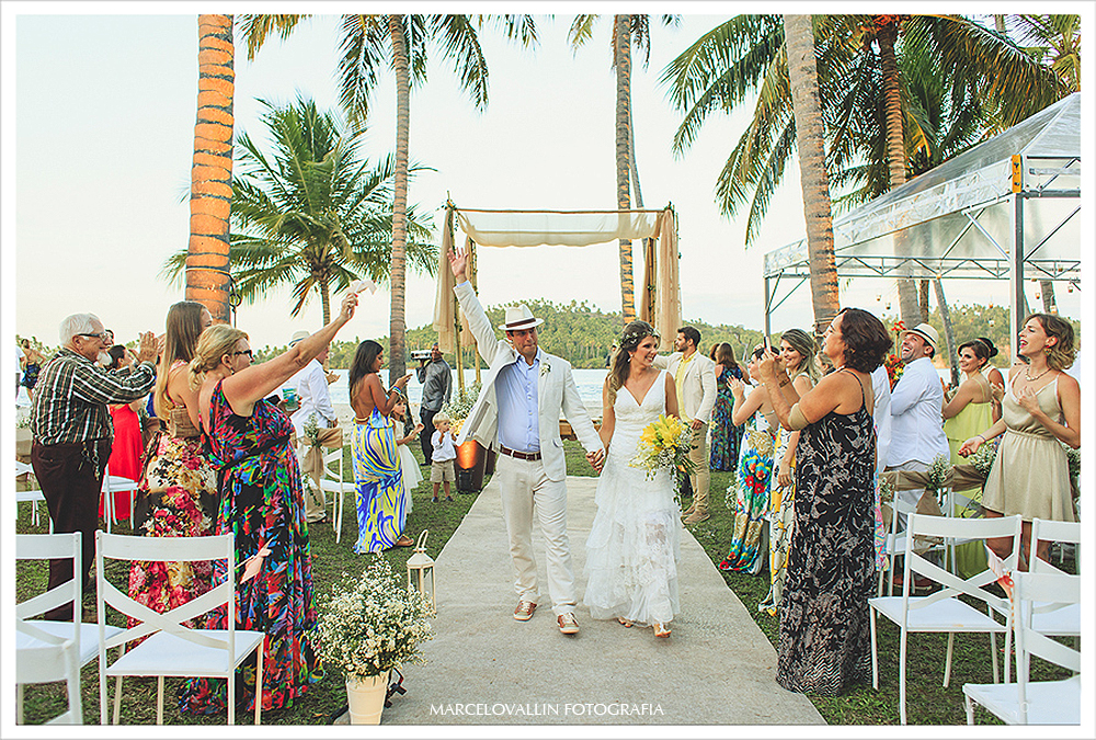 Fotografia de Casamento - saída dos noivos com chuva de arroz - Praia dos Carneiros PE