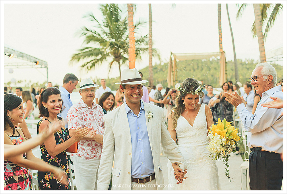 Fotografia de Casamento - chuva de arroz nos noivos - Praia dos Carneiros PE