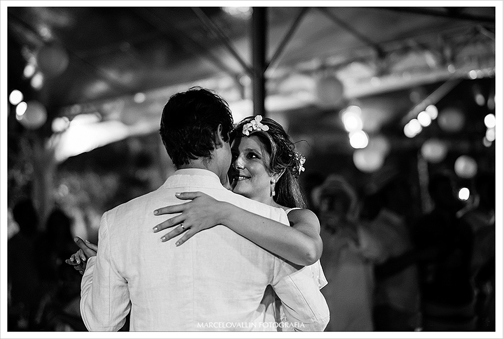 Fotografia de Casamento - Noivos dançando - Praia dos Carneiros PE