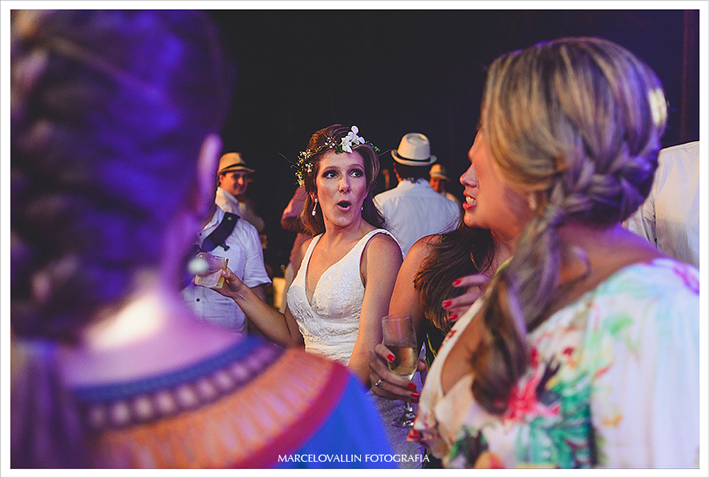 Fotografia de Casamento - Noiva dançando - Praia dos Carneiros PE