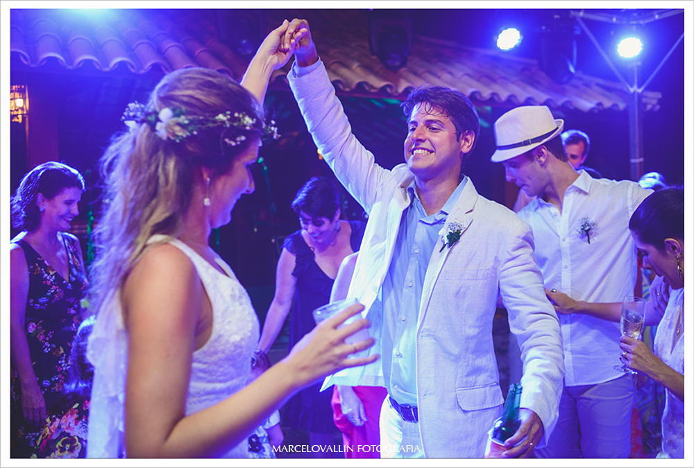 Fotografia de Casamento - Noivos dançando - Praia dos Carneiros PE