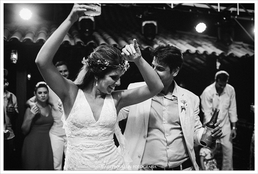 Fotografia de Casamento - Noivos dançando - Praia dos Carneiros PE