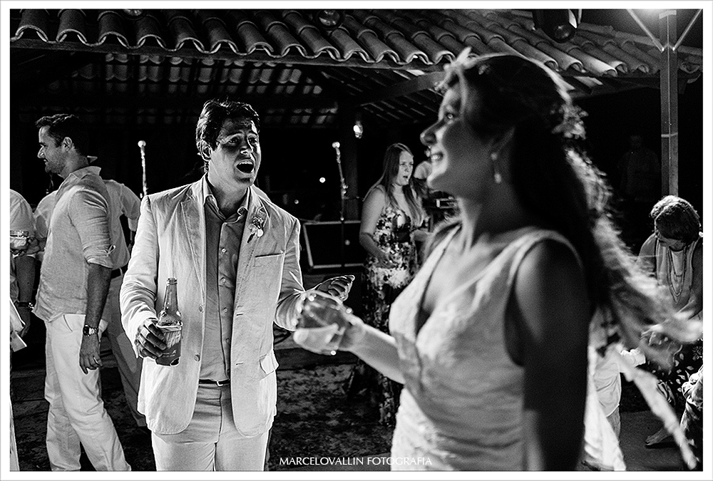 Fotografia de Casamento - Noivos dançando - Praia dos Carneiros PE