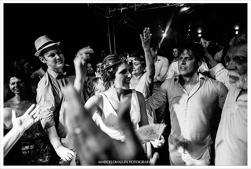 Fotografia de Casamento - Noivos dançando - Praia dos Carneiros PE