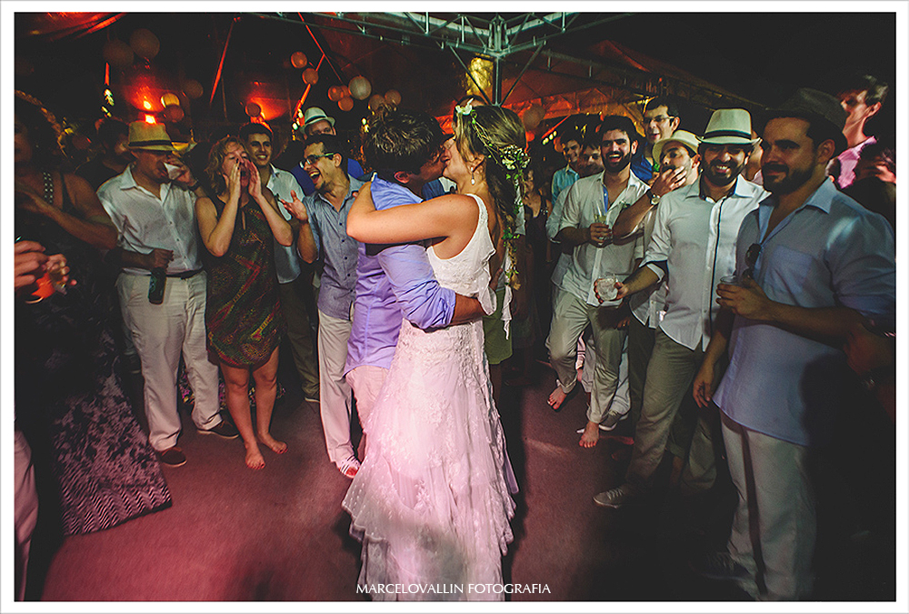 Fotografia de Casamento - Noivos dançando - Praia dos Carneiros PE
