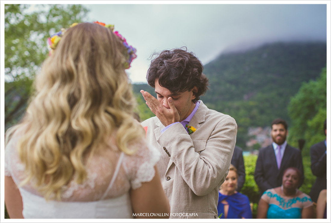 Noivo emocionado no casamento de santa teresa