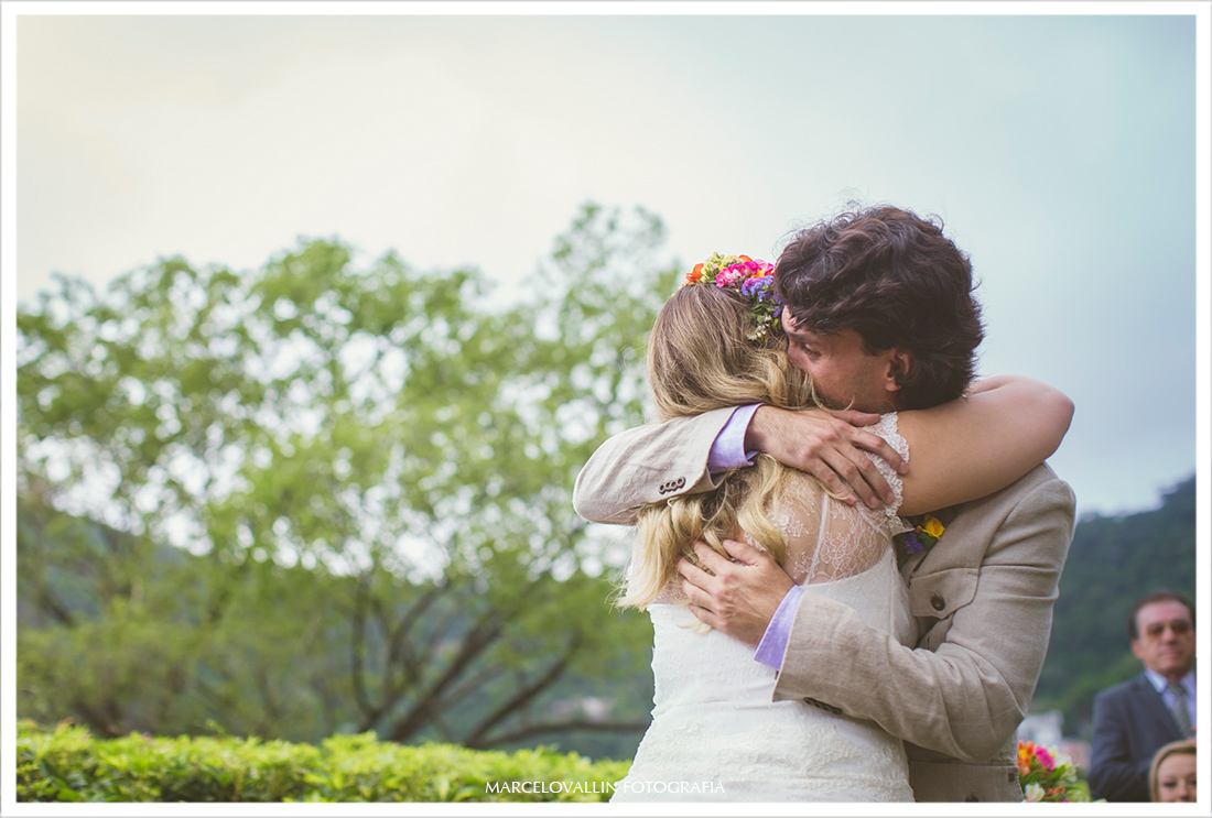 Casamento de santa teresa, noivos abraçados