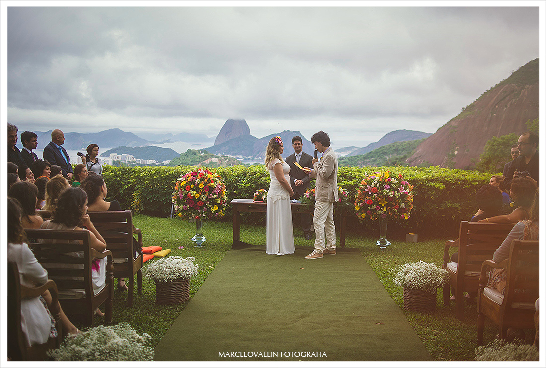 fotos de casamento Santa Teresa, noivos com o pão de Açucar ao fundo