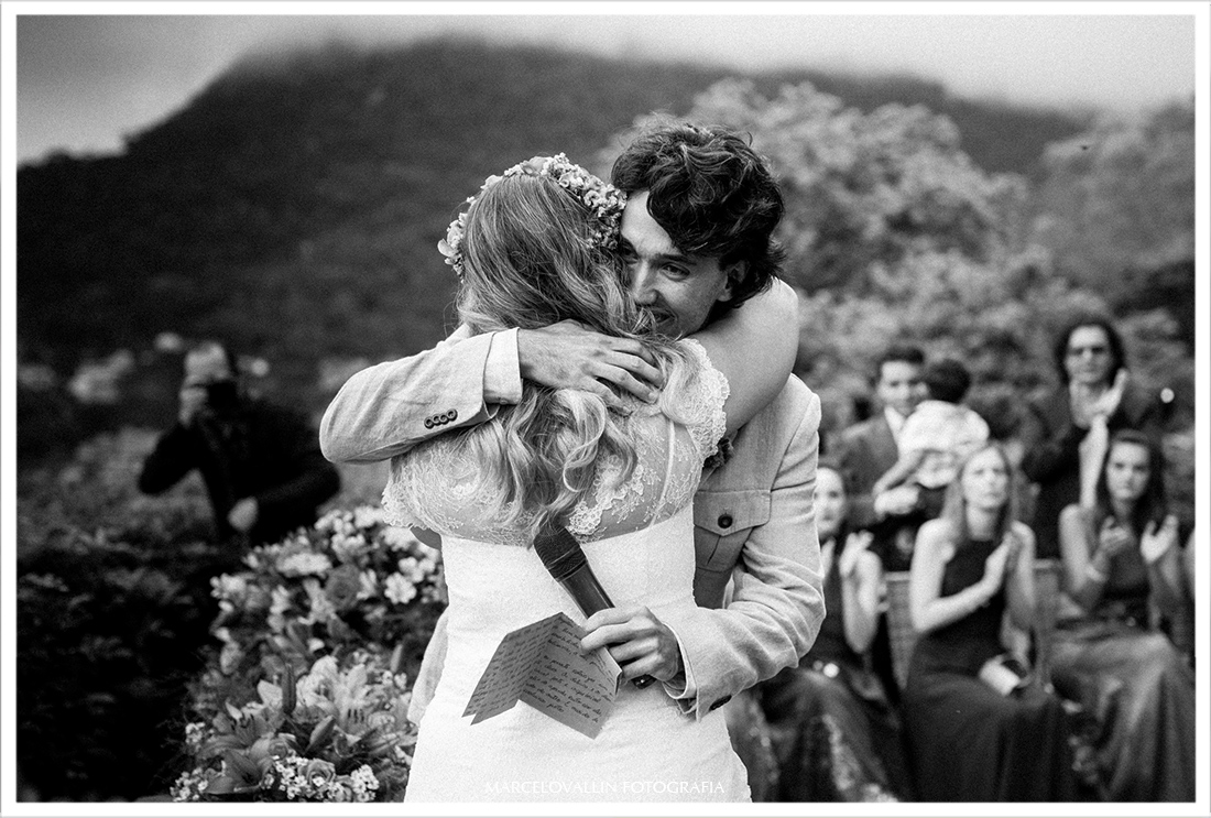 Casamento Casa de Santa teresa, noivos abraçados