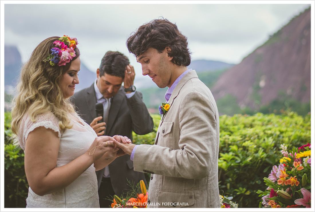 Noivos trocando alianças, casamento casa de santa teresa