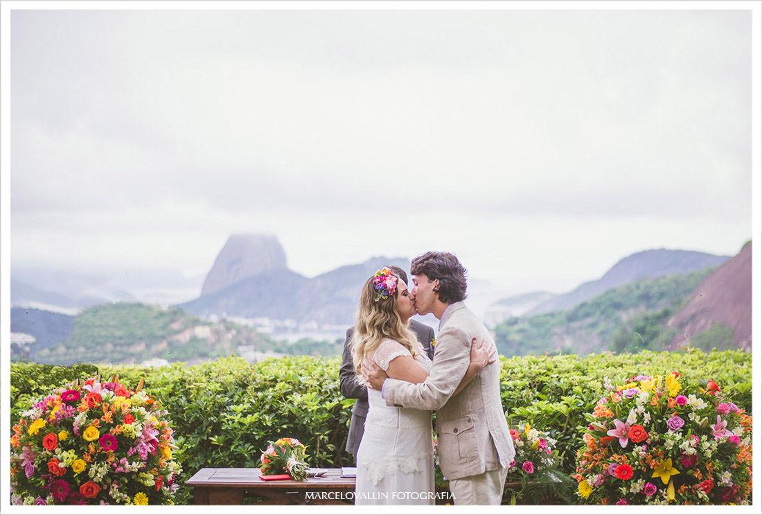 Foto de Casamento casa de Santa teresa, noivos se beijando