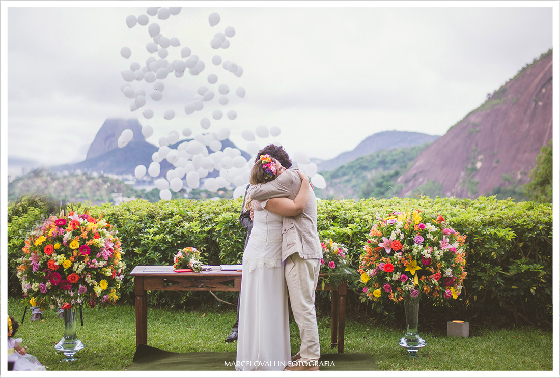 Foto de Casamento casa de Santa teresa, noivos se beijando