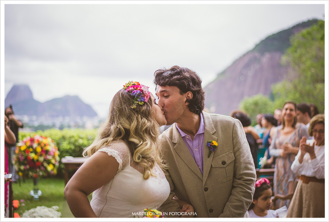 Foto casamento casa de santa teresa, Beijo dos noivos