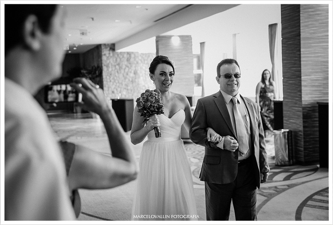 Mini weddng rio de janeiro, noiva entrando na cerimonia hotel Sheraton