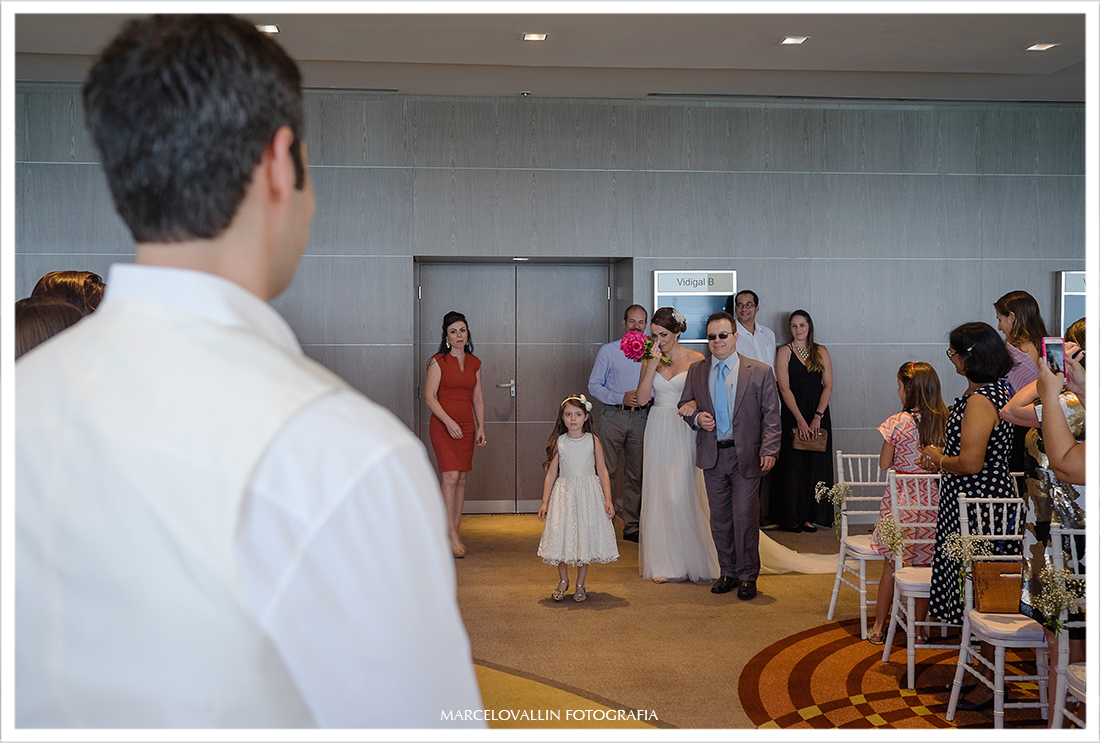Mini weddng rio de janeiro, noiva entrando na cerimonia hotel Sheraton