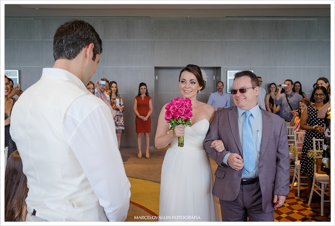 Mini weddng rio de janeiro, noiva entrando na cerimonia hotel Sheraton