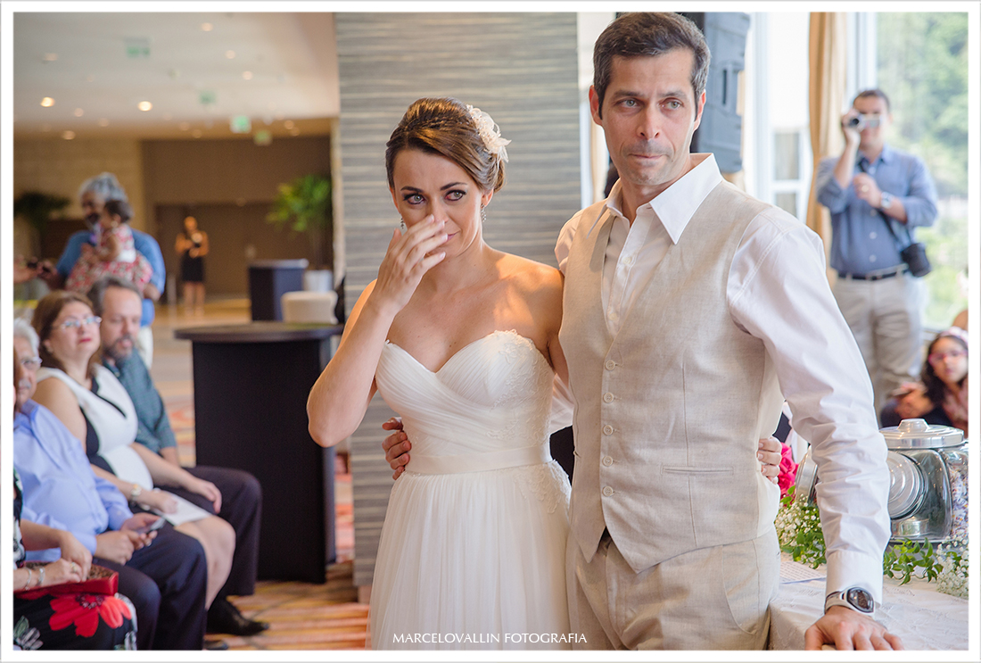 Noiva chorando em cerimonia de casamento