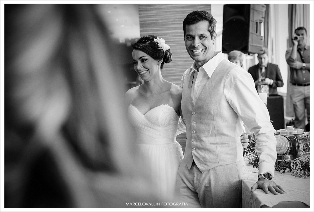 Mini wedding rj, noivos sorrindo em cerimonia de casamento