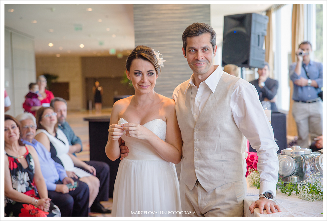 noivos emocionados em cerimonia de casamento