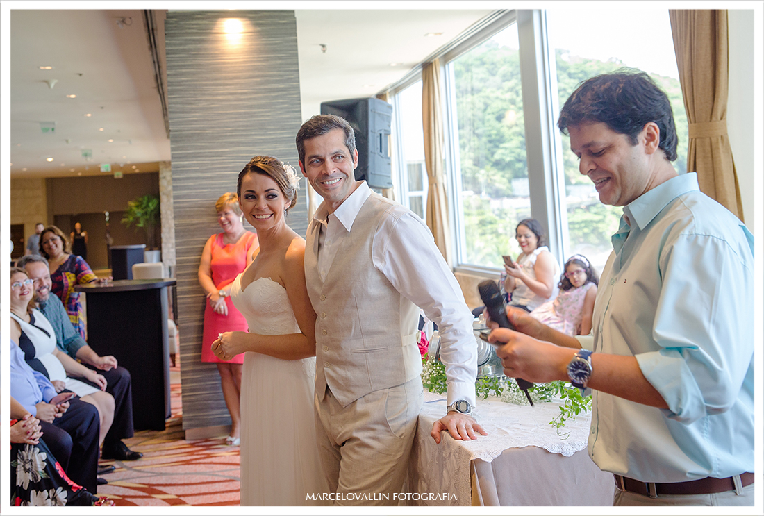 Mini wedding rj, noivos sorrindo em cerimonia de casamento