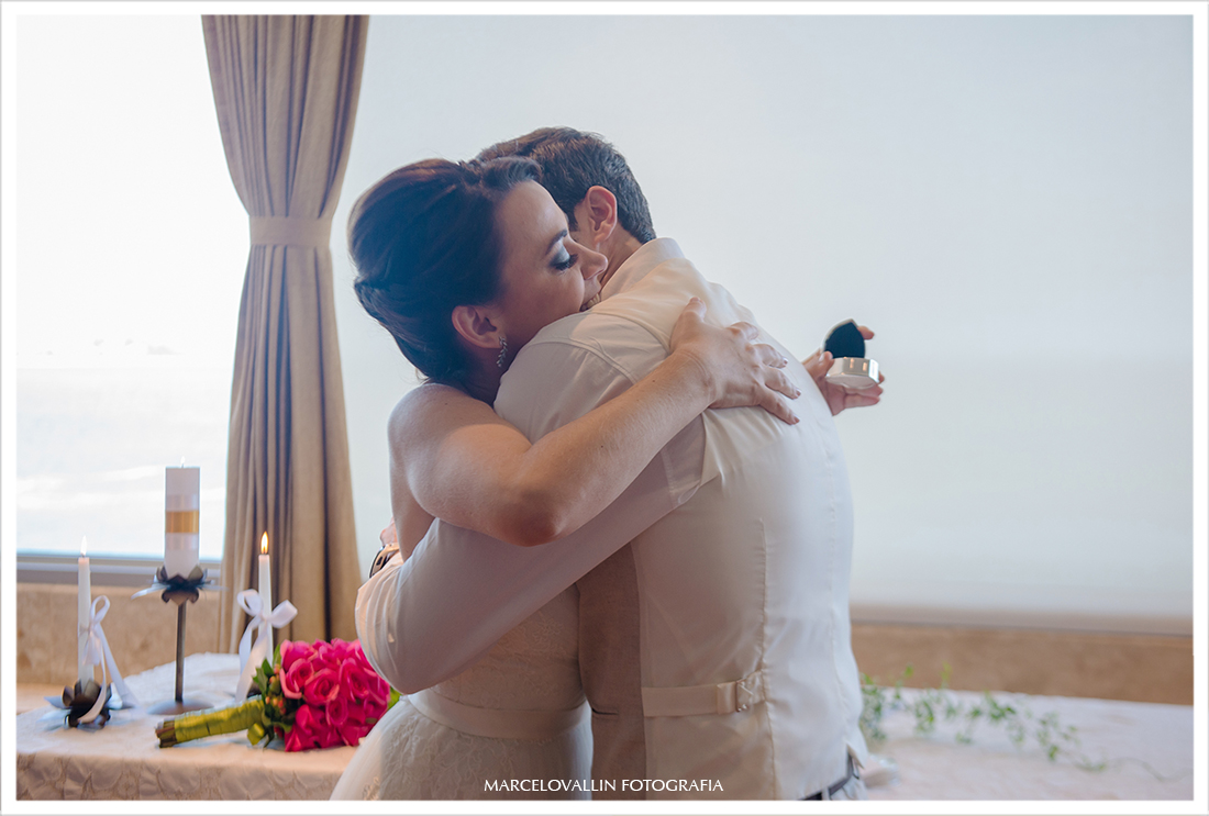 Noivos abraçados em cerimonia de casamento