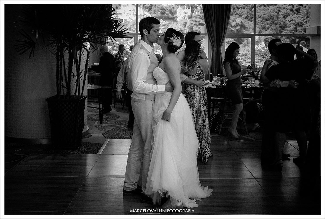 Noivos dançando em festa de casamento