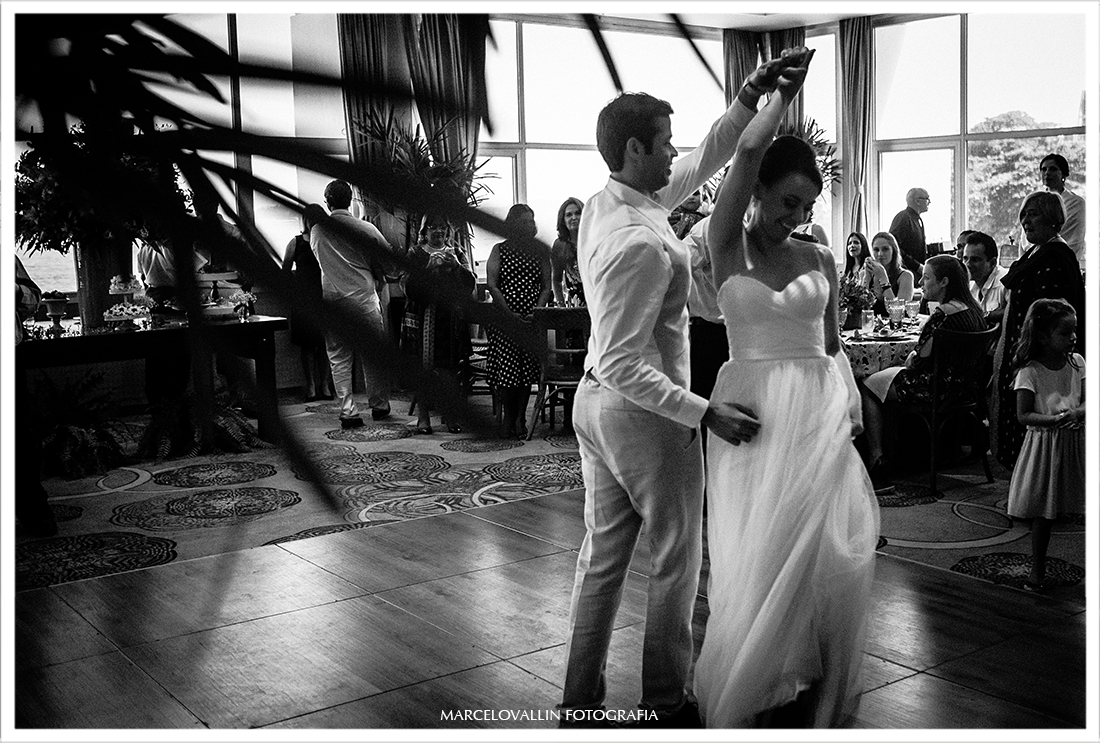 Noivos dançando em festa de casamento
