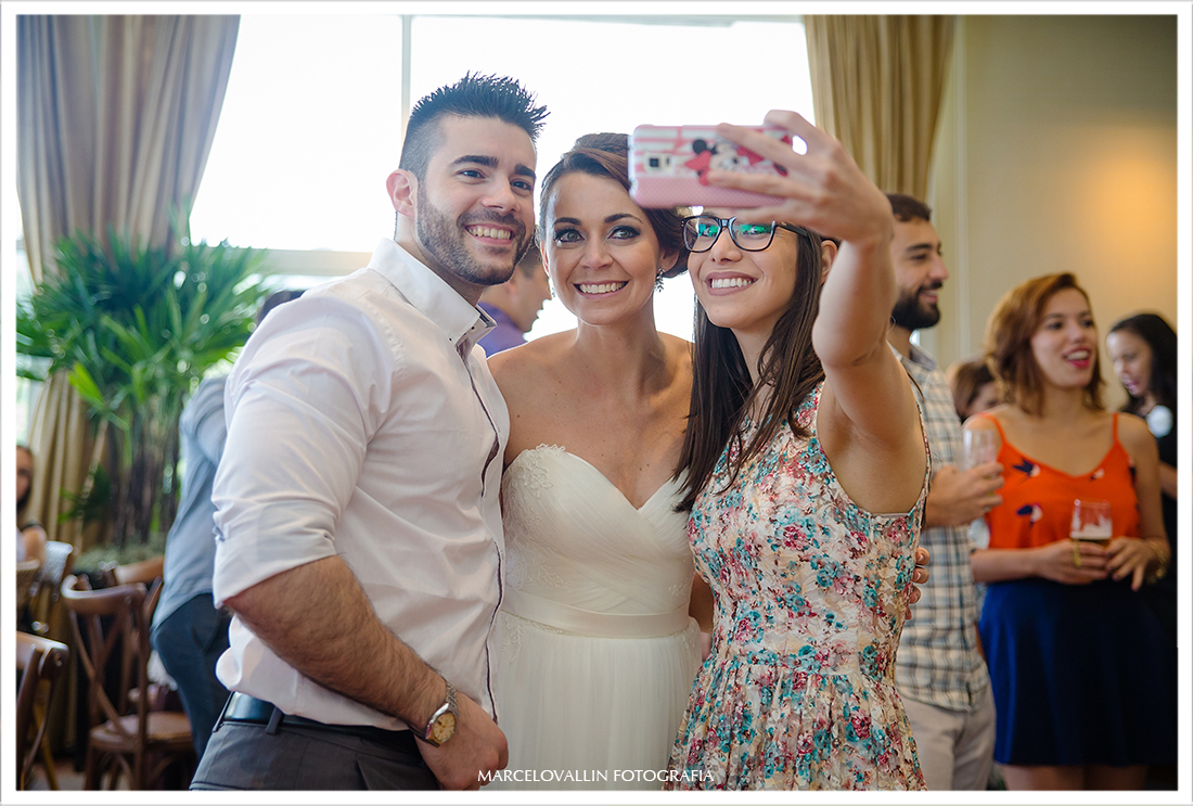Convidados fazendo Selfie com convidados