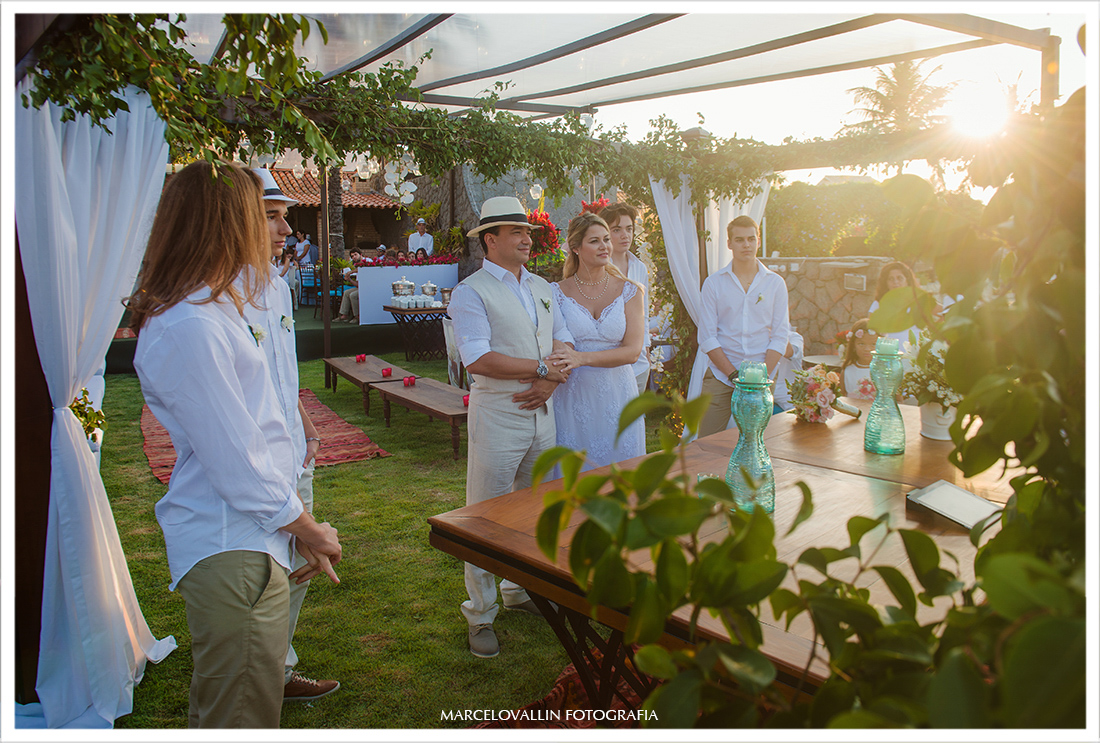 Cerimonia de casamento ao entardecer
