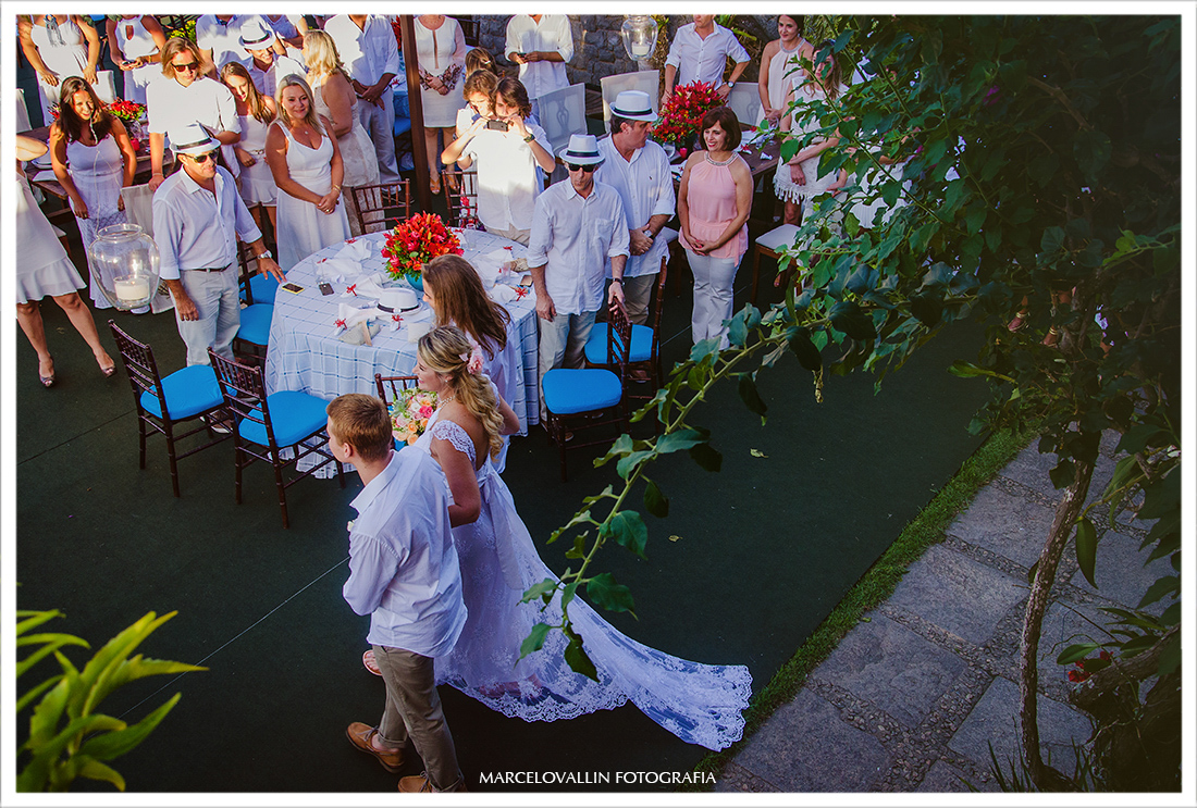 Noiva entrando na cerimonia de casamento - Cabo frio