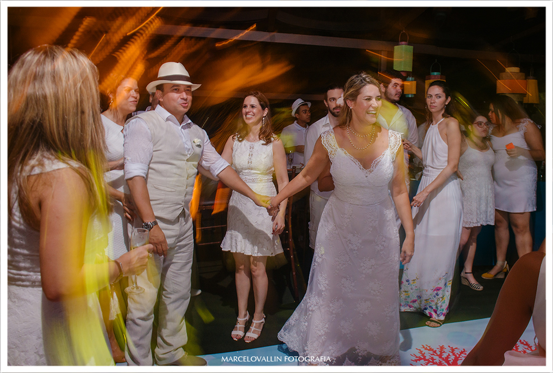 Noivos dançando - home wedding