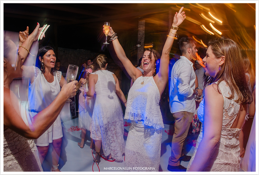 Convidados na pista de dança home wedding