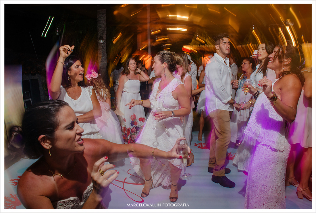 Convidados na pista de dança home wedding