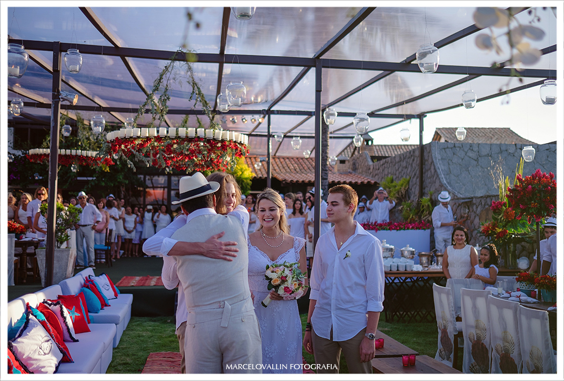 Home wedding - noivo recebendo abraço