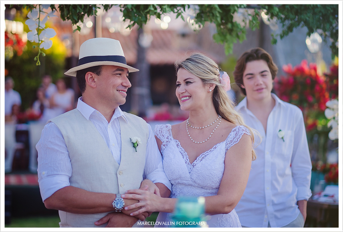 Casal trocando olhares em seu home wedding - Cabo Frio