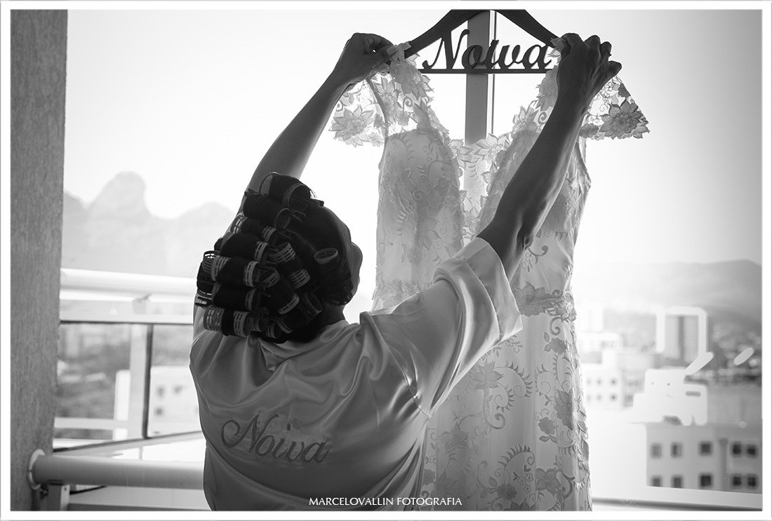 Foto de noiva arrumando vestido