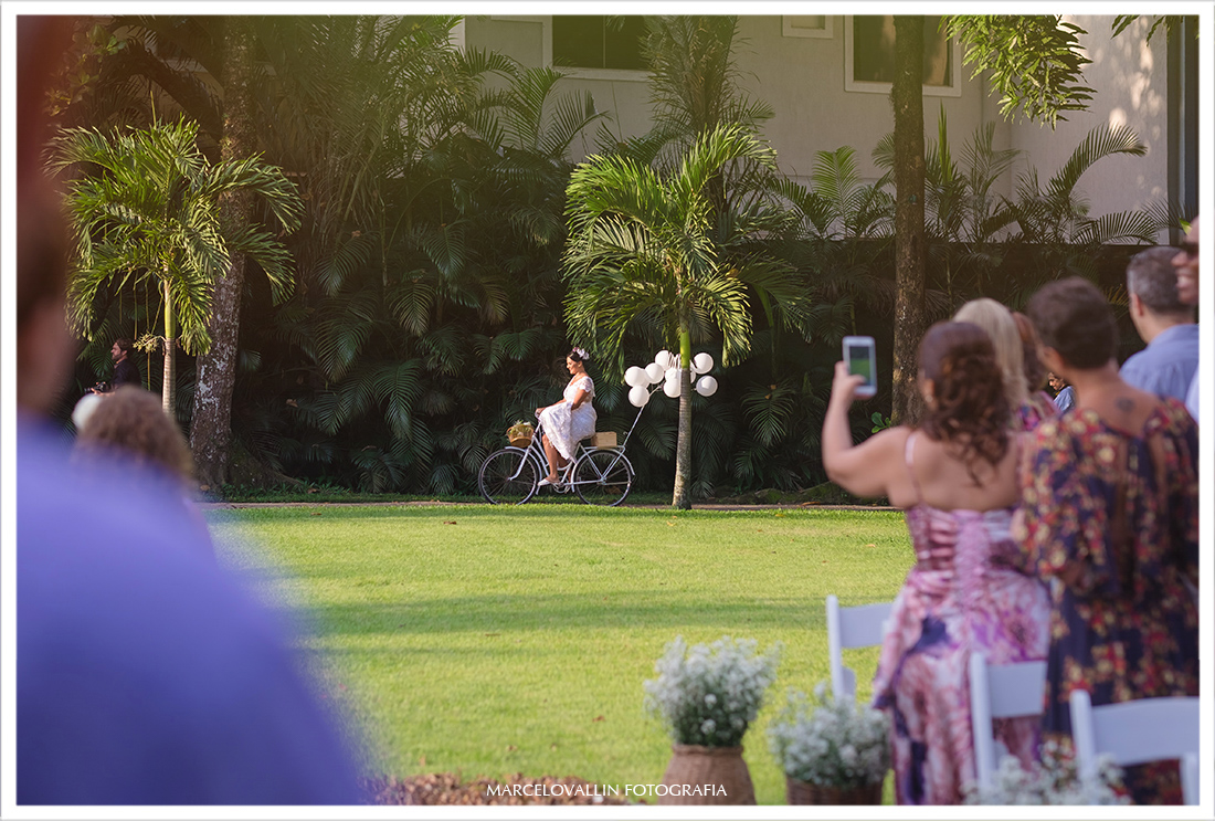 Fotos de Casamento Sitio Veredas, noiva entrando de bike na cerimonia