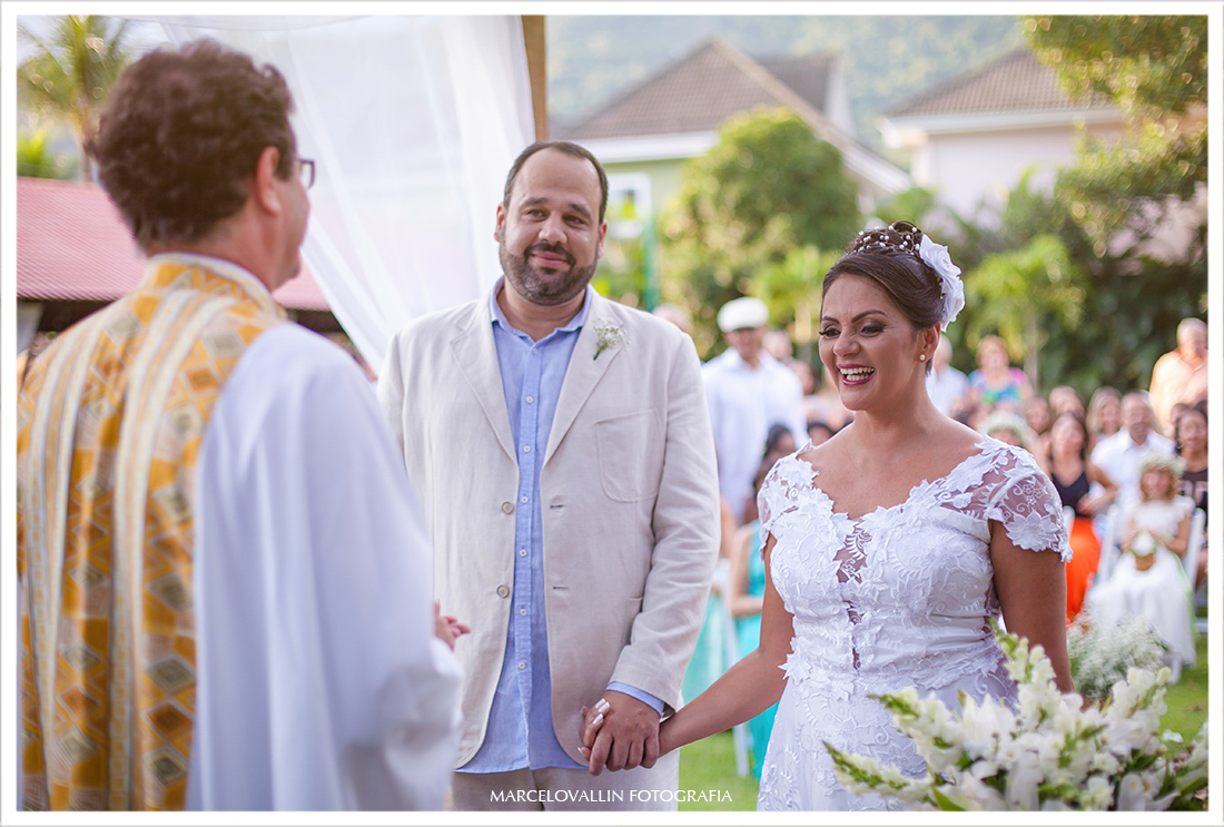 Noivos na cerimonia de casamento Sitio veredas