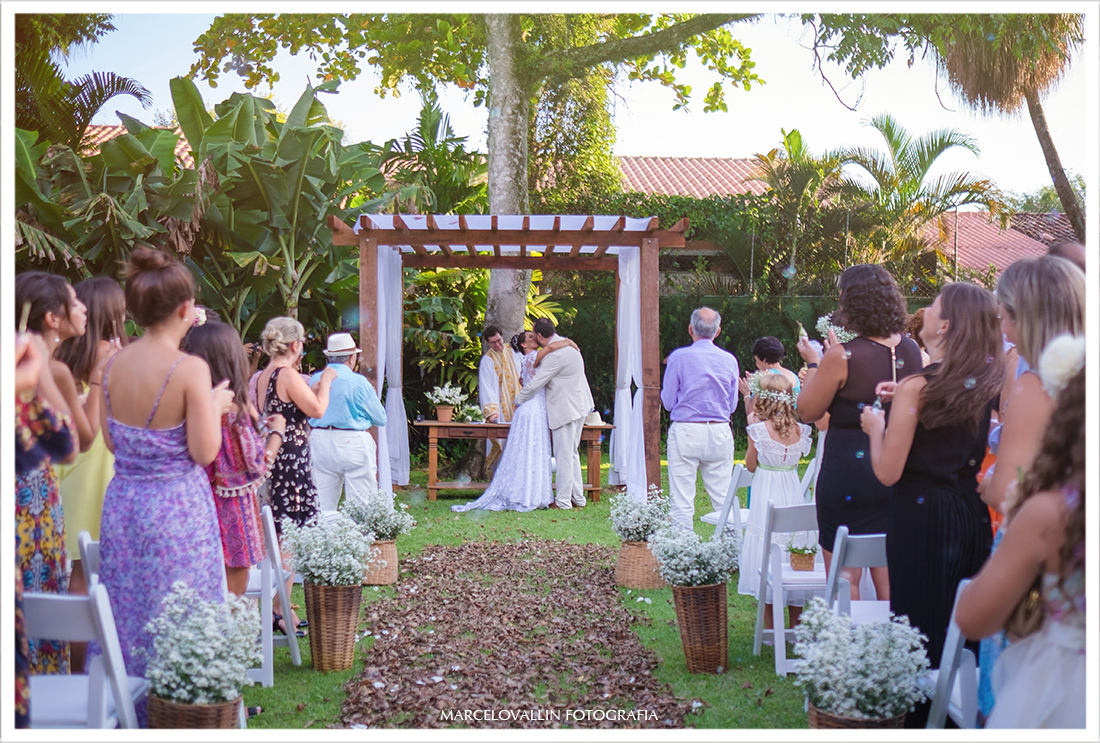 Foto de casamento Sítio Veredas, beijo dos noivos