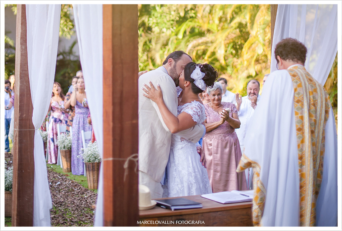Foto do beijo dos noivos em casamento Sítio Veredas