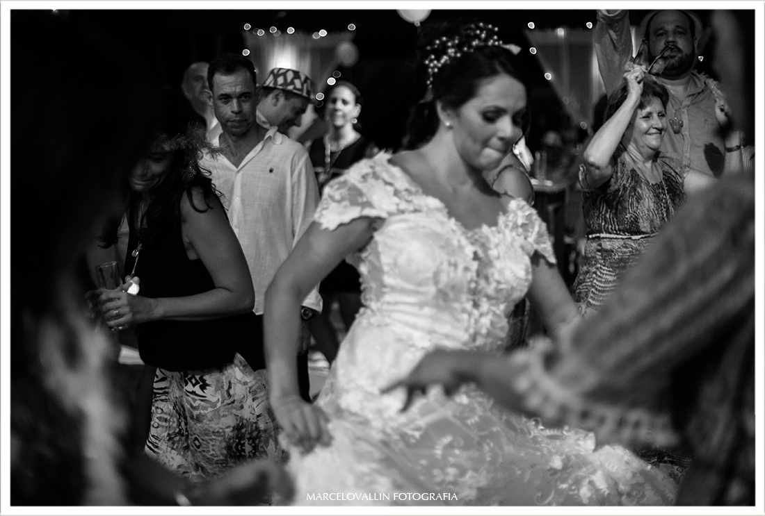 Fotografia noiva dançando em festa de casamento Sítio Veredas