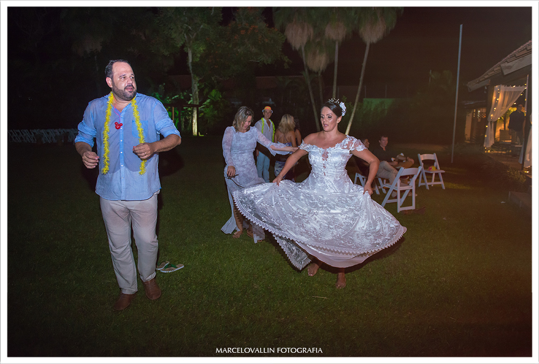 Noivos dançando em festa de casamento Sítio Veredas