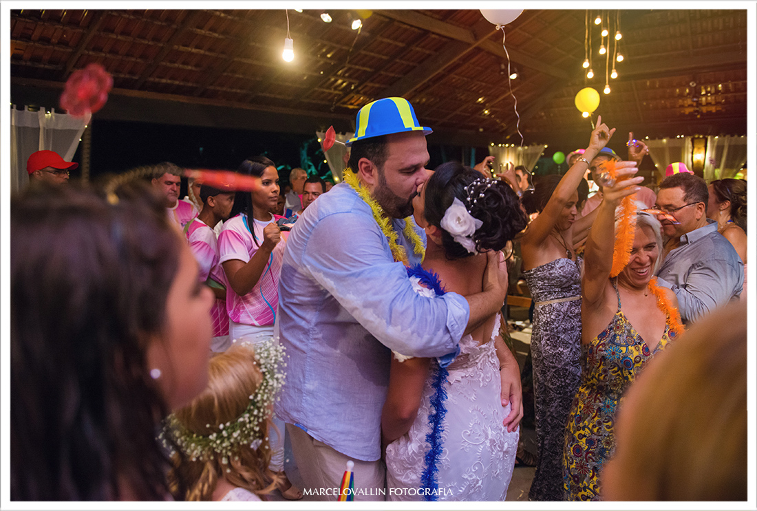 Beijo dos noivos em festa de casamento