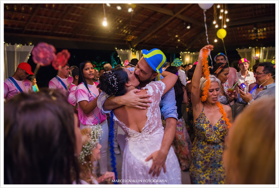 Beijo dos noivos em festa de casamento Sítio veredas