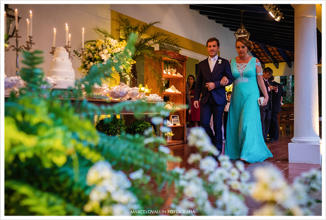Fotografia de Casamento Petrópolis - noivo na cerimonia Pousada Vila Brasil