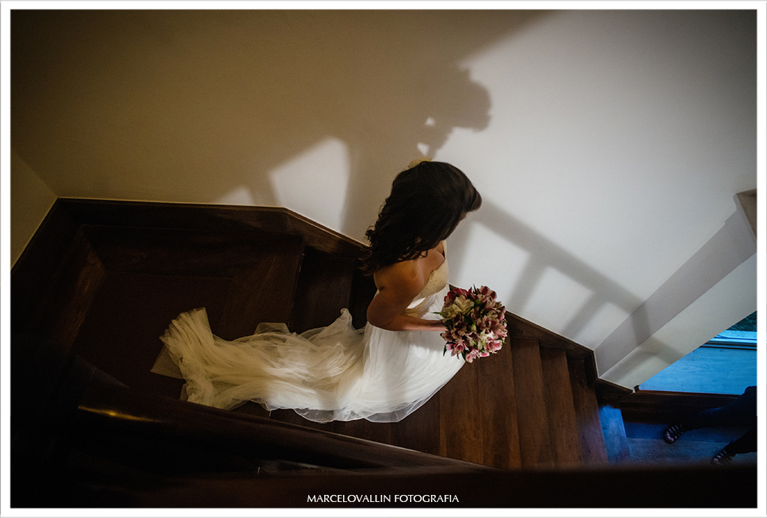 Fotografia de Casamento Petrópolis - descendo escadas Pousada Vila Brasil