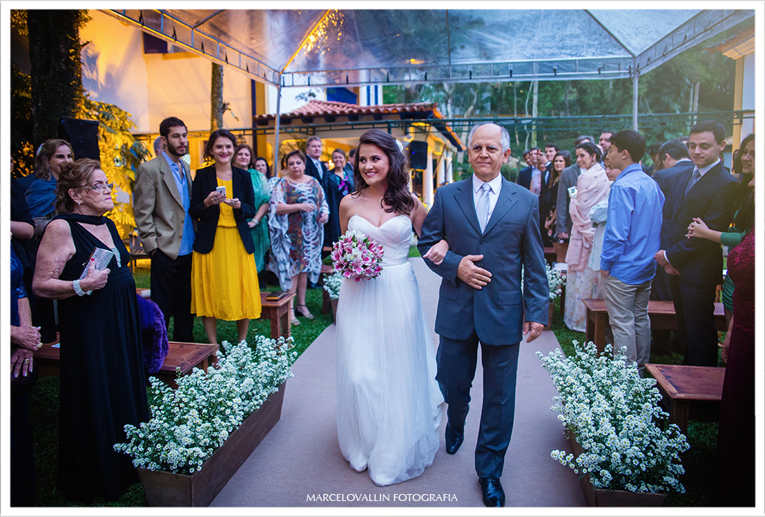 Fotografia de Casamento Petrópolis - Noiva entrando na cerimonia