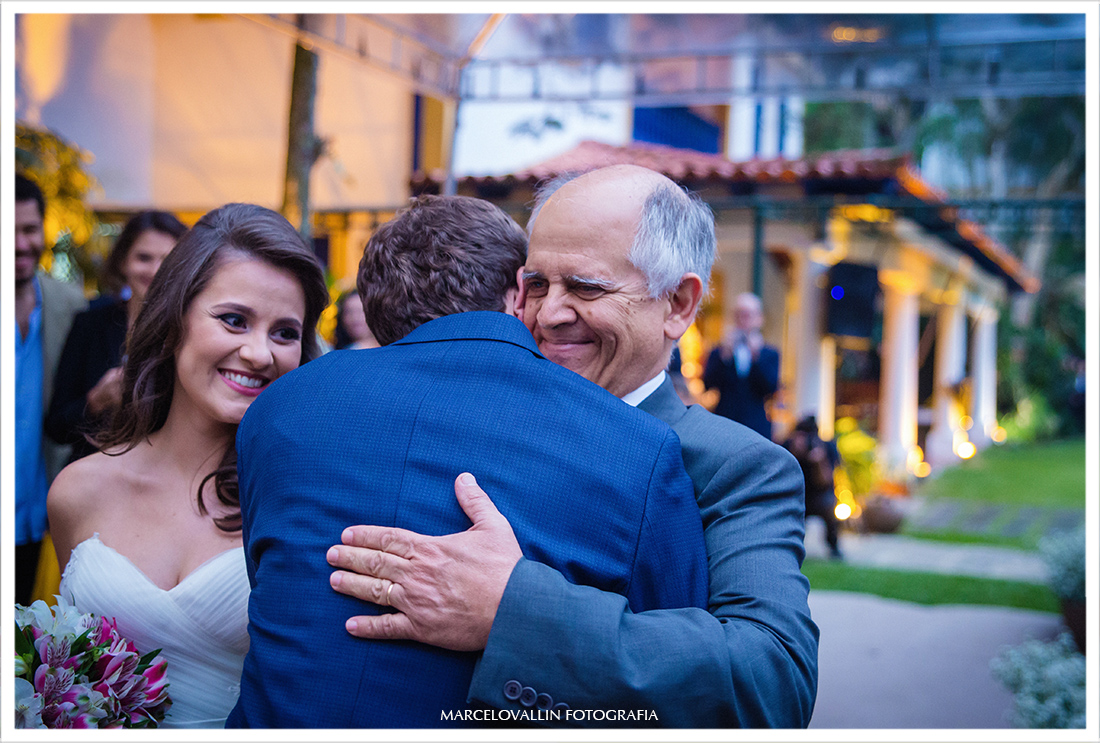 Fotografia de Casamento no campo Petrópolis - abraço do sogro no noivo